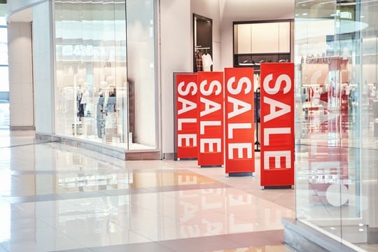 Zastosowanie plexi w konstrukcjach stojaków reklamowych