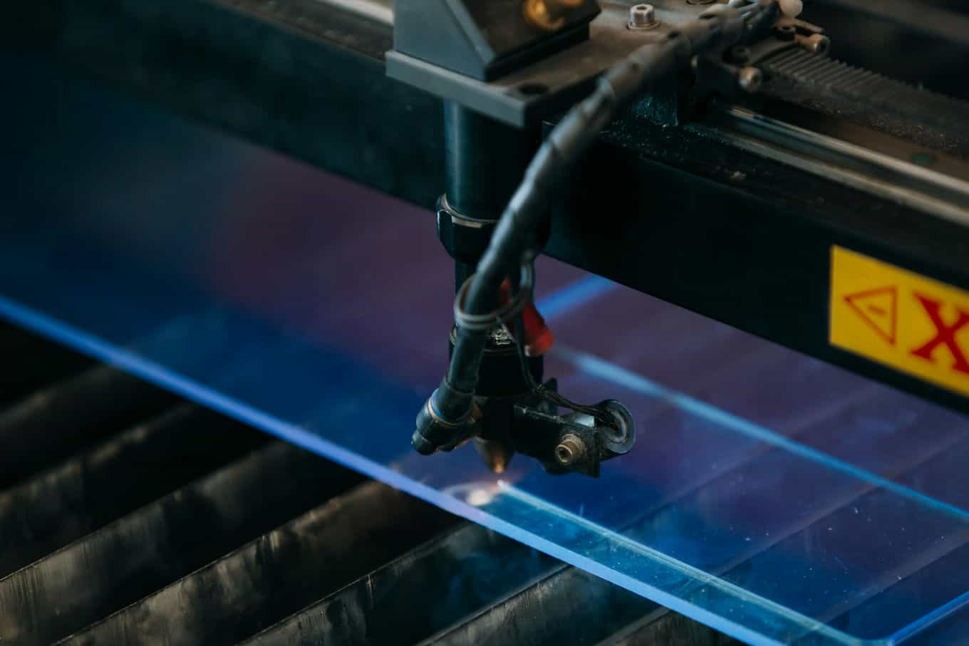 Na czym polega obróbka plexi i jak powstają z niej trwałe materiały reklamowe POS?